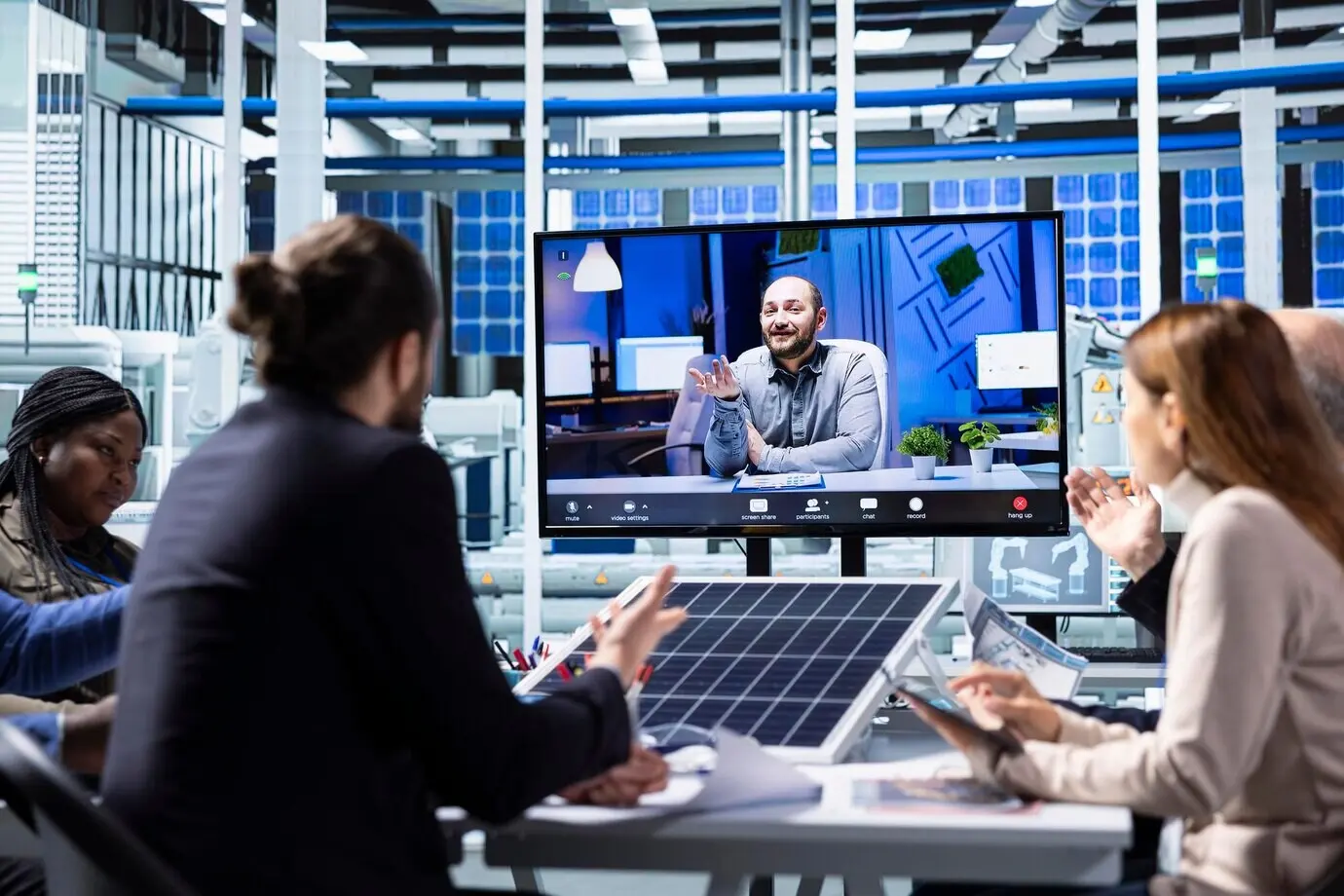 Forscher einer Fabrik sprechen in einem Online-Videoanruf über neue Photovoltaikmaterialien.